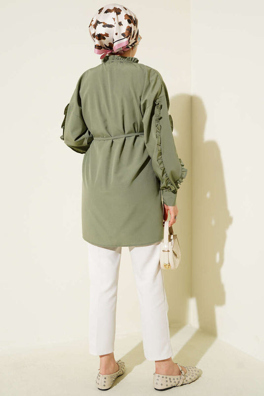 قميص بأكمام مكشكشة وحزام حبلي باللون الأخضر اللوزي