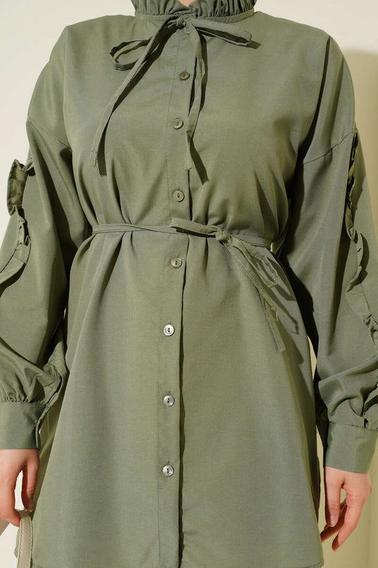 قميص بأكمام مكشكشة وحزام حبلي باللون الأخضر اللوزي