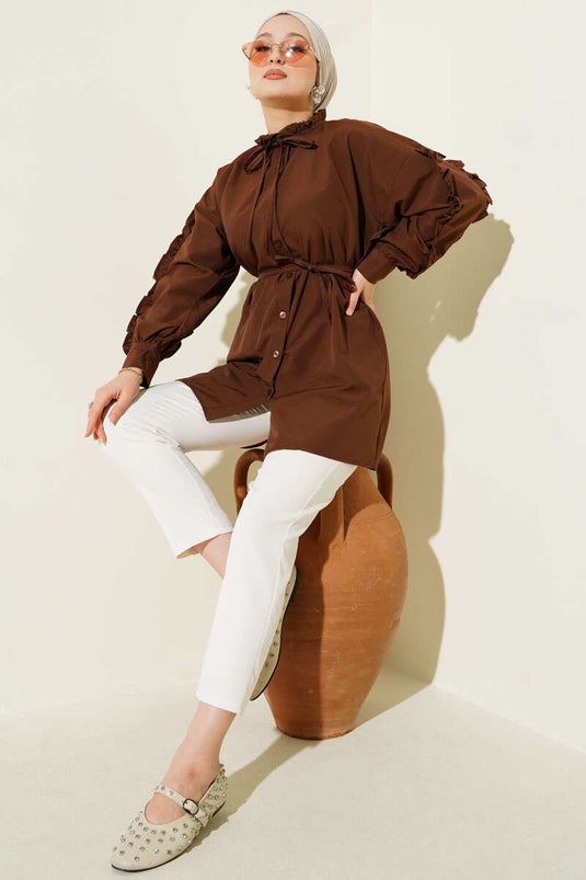 قميص بني بأكمام مكشكشة وحزام حبلي