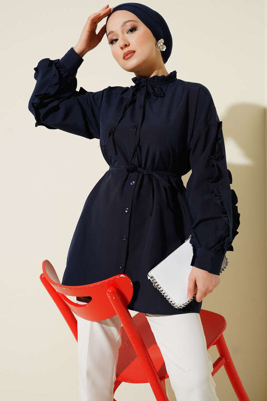 قميص أزرق داكن بأكمام مكشكشة وحزام حبلي