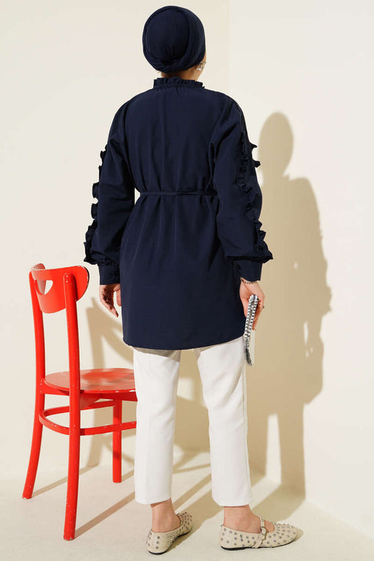 قميص أزرق داكن بأكمام مكشكشة وحزام حبلي