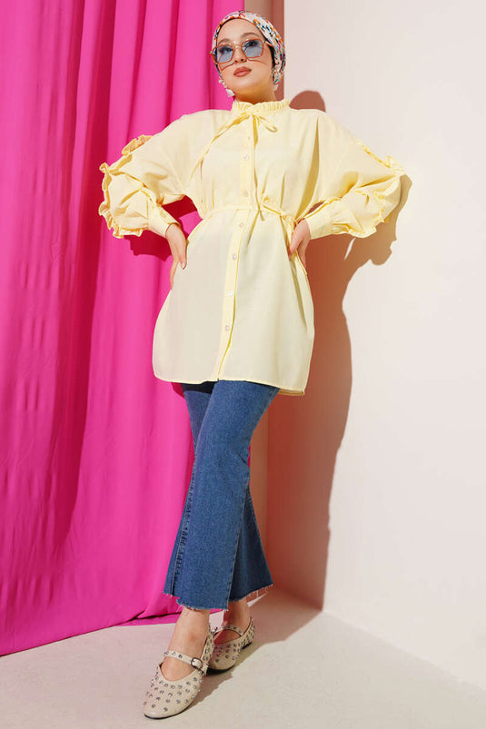 قميص أصفر بأكمام مكشكشة وحزام حبلي