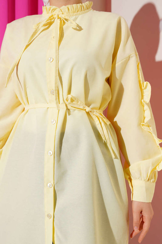 قميص أصفر بأكمام مكشكشة وحزام حبلي