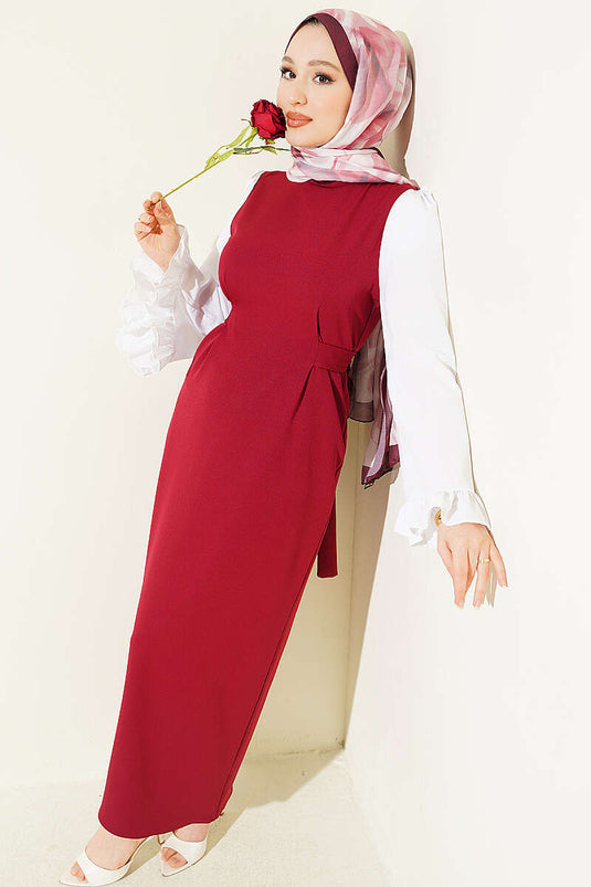 Kleid mit Taillenband und Gürtel in Bordeaux
