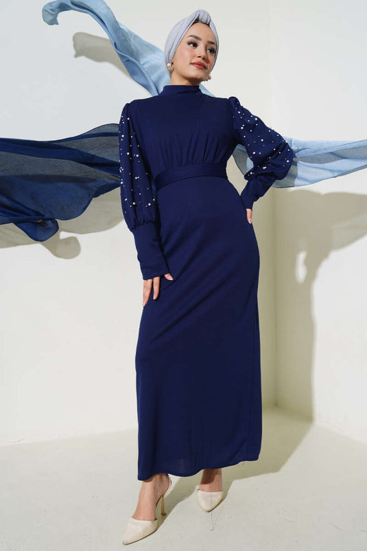 فستان أزرق داكن بأكمام من اللؤلؤ وحزام