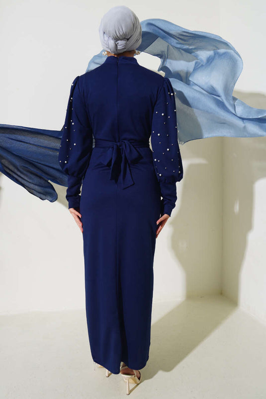 فستان أزرق داكن بأكمام من اللؤلؤ وحزام