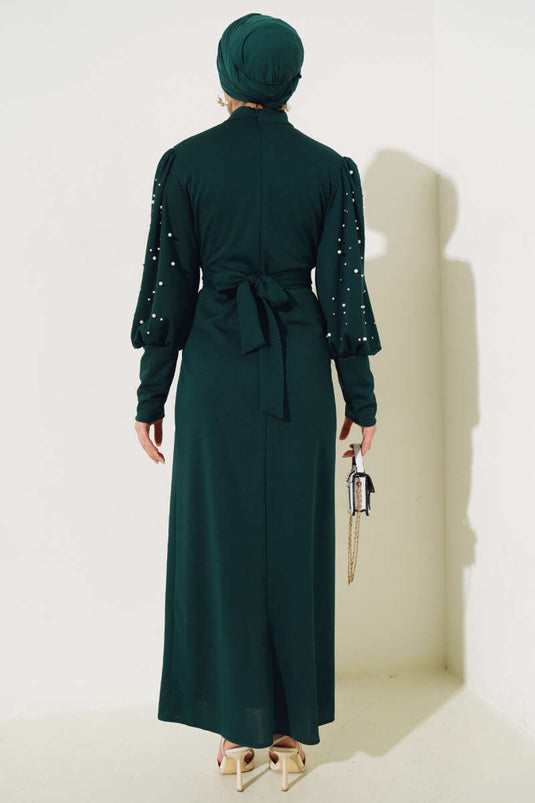 فستان زمردي بأكمام من اللؤلؤ وحزام