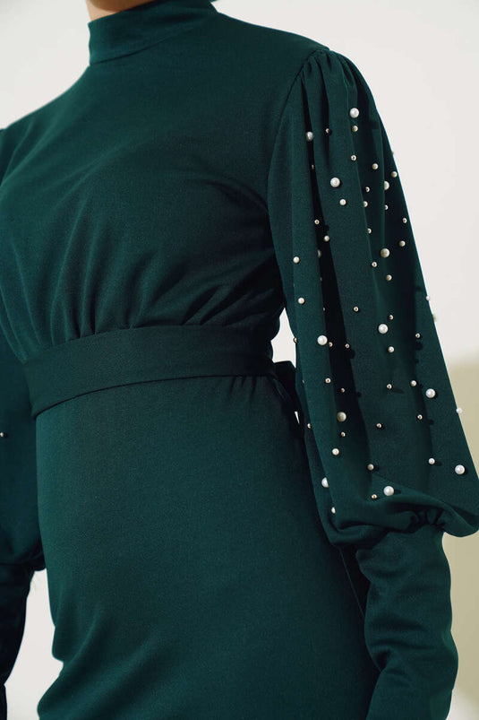 فستان زمردي بأكمام من اللؤلؤ وحزام