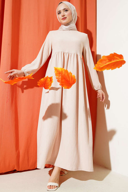 Robe en crêpe beige à manches élastiques