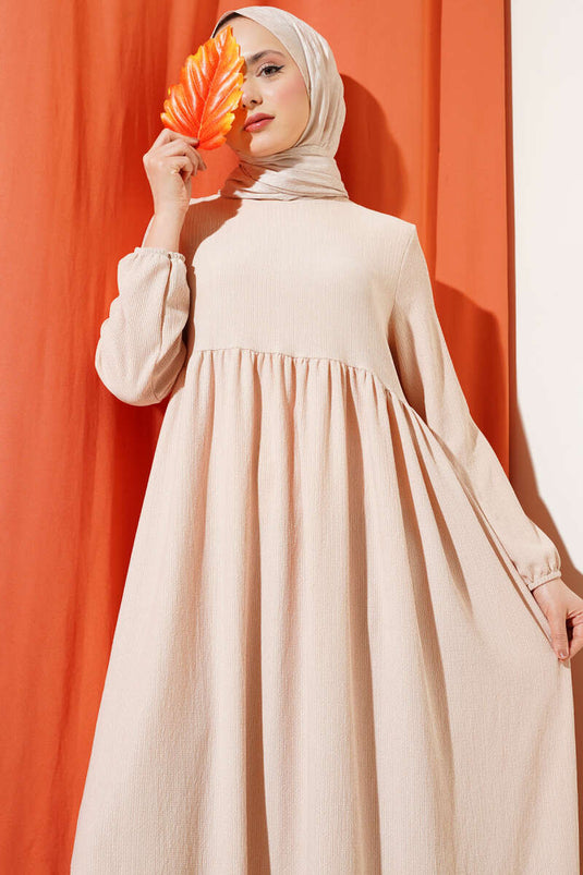 Robe en crêpe beige à manches élastiques