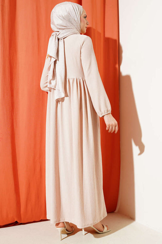 Robe en crêpe beige à manches élastiques