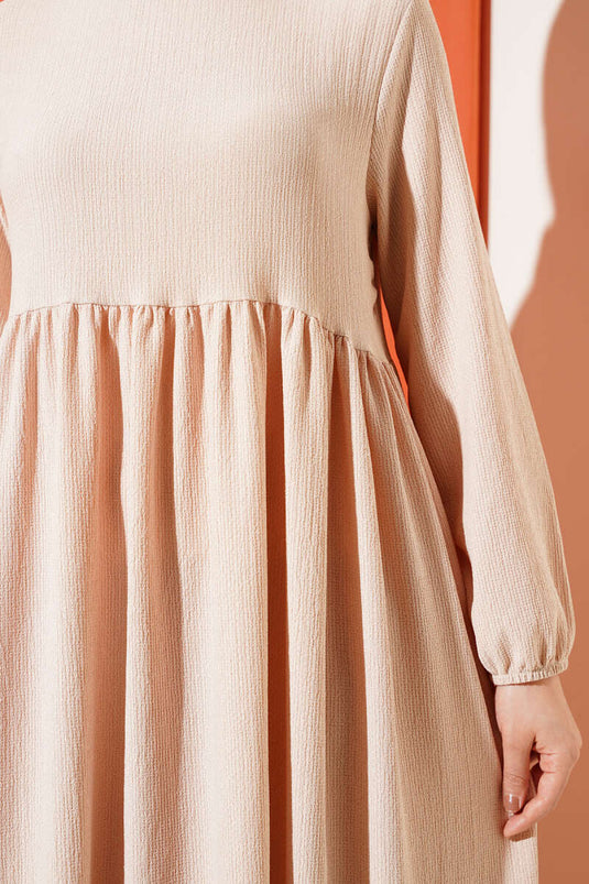 Robe en crêpe beige à manches élastiques