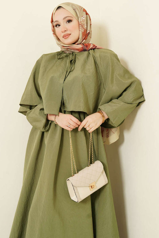 Robe kaki avec cape et manches élastiquées