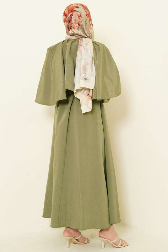 Robe kaki avec cape et manches élastiquées