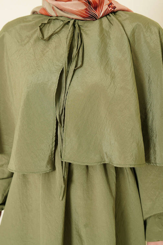 Robe kaki avec cape et manches élastiquées