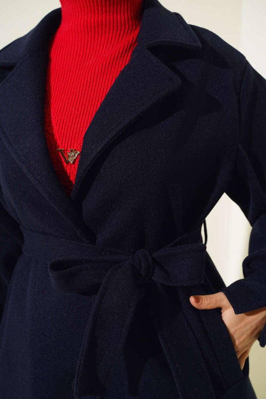 معطف من الكشمير بحزام وأكمام مزينة بسهام، أزرق داكن