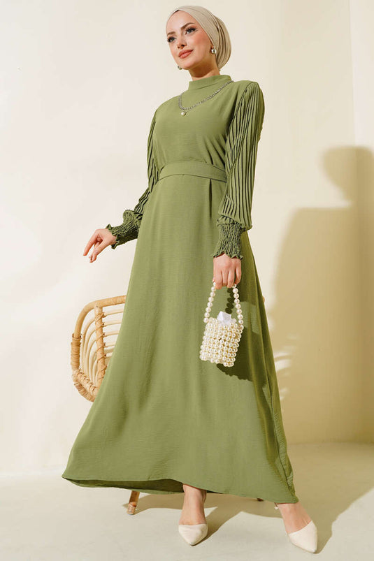 فستان بأكمام مطوية باللون الأخضر