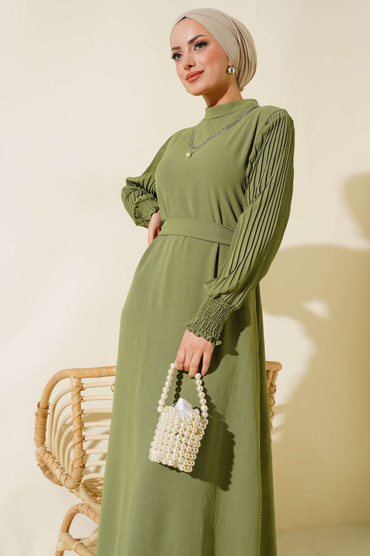 فستان بأكمام مطوية باللون الأخضر