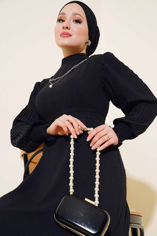 فستان بأكمام مطوية باللون الأسود