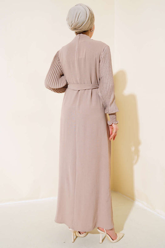 فستان بقلادة من اللؤلؤ وأكمام مطوي باللون البيج