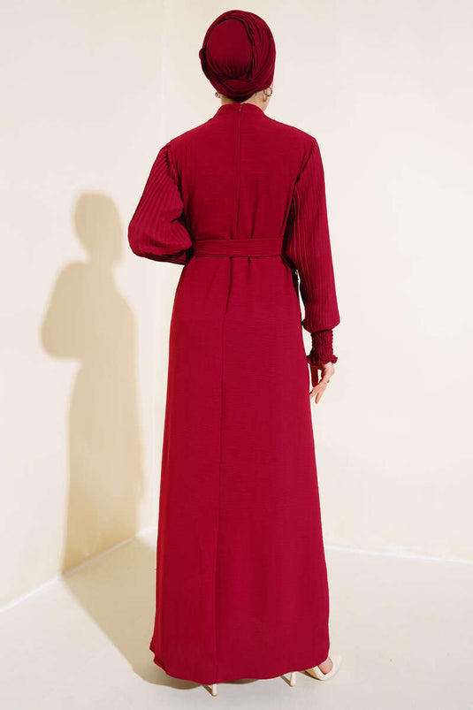 فستان بقلادة من اللؤلؤ بأكمام مطوية باللون الأحمر الداكن