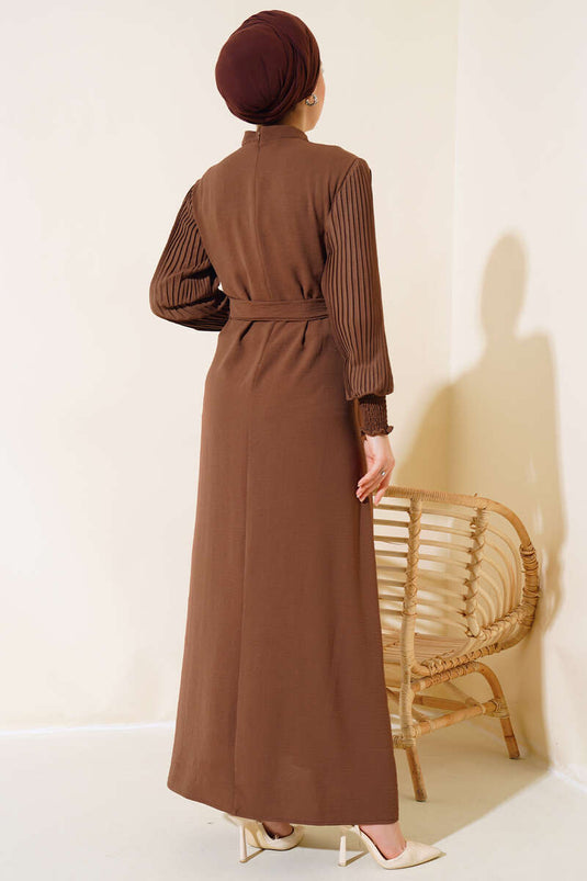 فستان بقلادة من اللؤلؤ بأكمام مطوية باللون البني