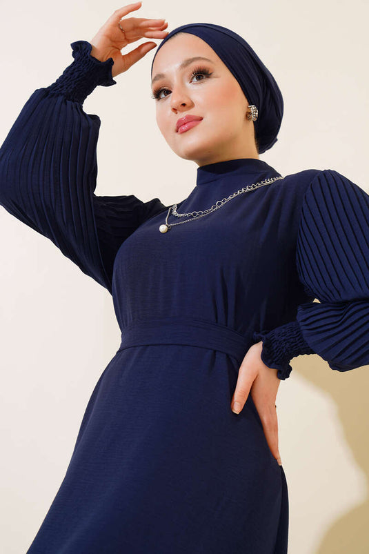 Robe à Manches Plissées et Collier de Perles Bleu Marine