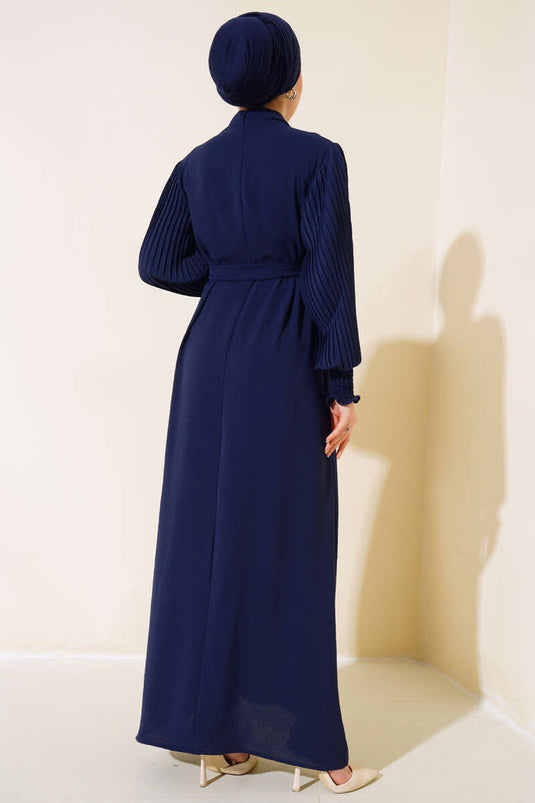 Robe à Manches Plissées et Collier de Perles Bleu Marine