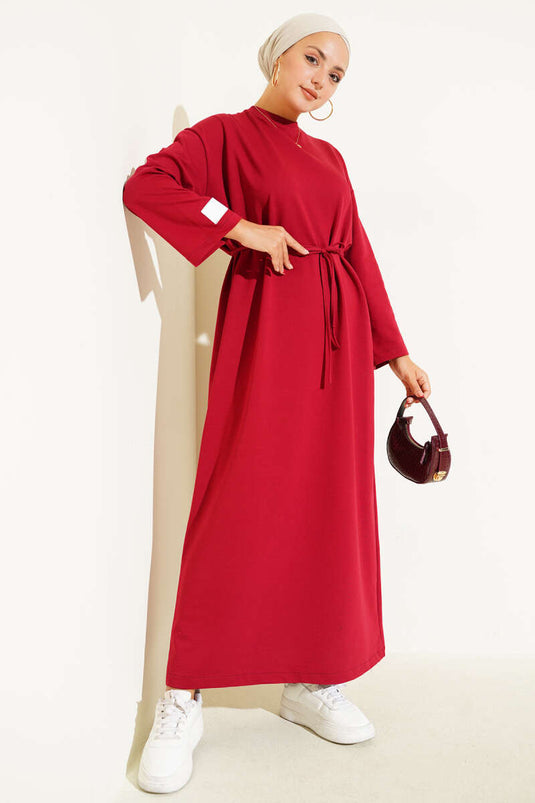 فستان أحمر من الدانتيل بأكمام مطرزة