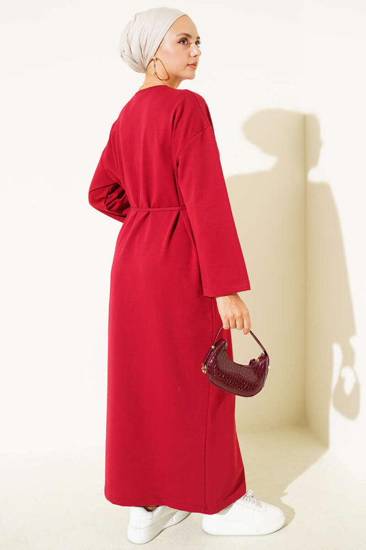 فستان أحمر من الدانتيل بأكمام مطرزة