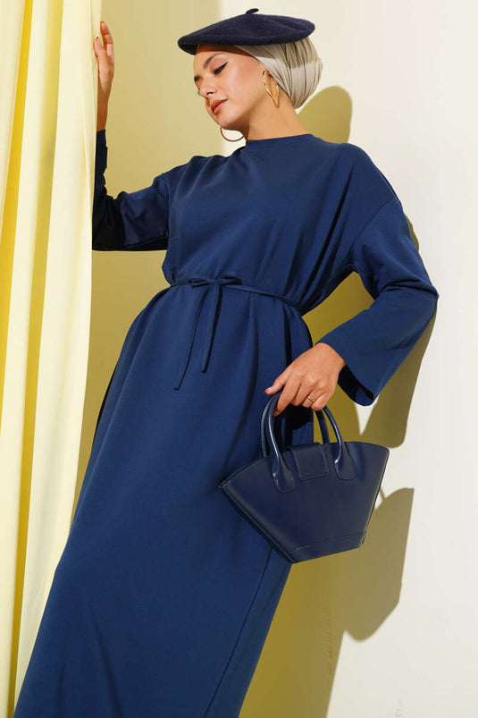 فستان أزرق داكن برباط وأكمام مطرزة