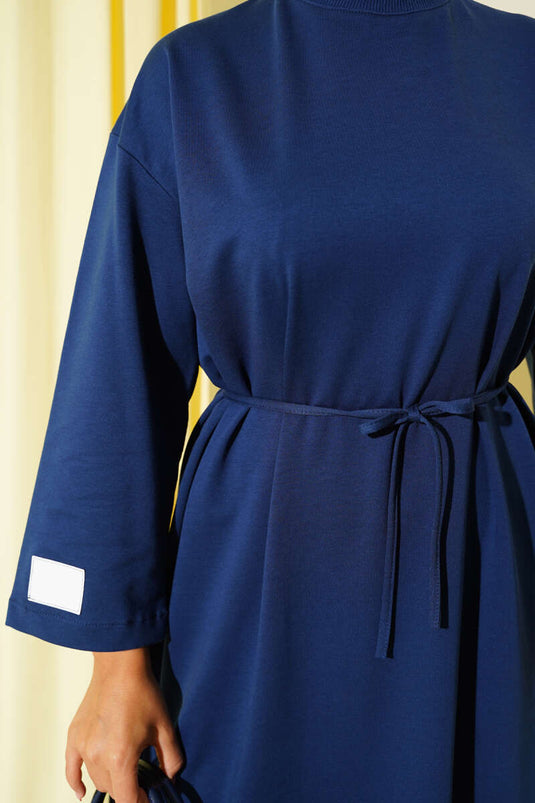 فستان أزرق داكن برباط وأكمام مطرزة