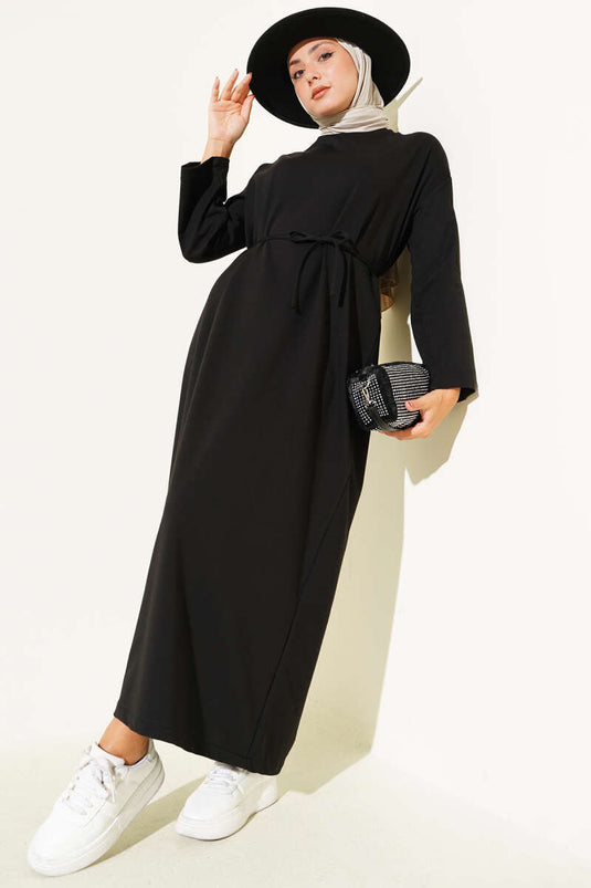 فستان أسود برباط وأكمام مطرزة