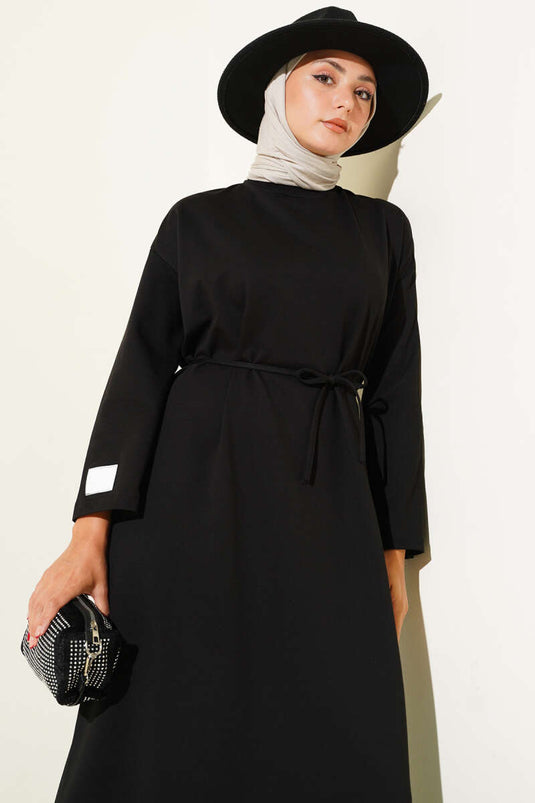 فستان أسود برباط وأكمام مطرزة