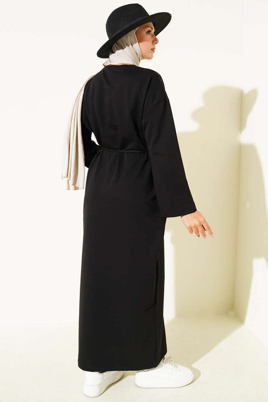 فستان أسود برباط وأكمام مطرزة