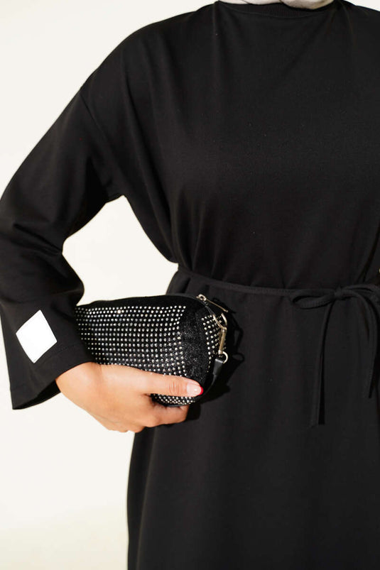 فستان أسود برباط وأكمام مطرزة