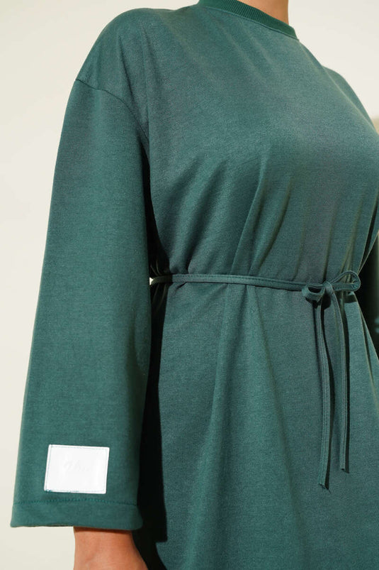 فستان أخضر برباط وأكمام مطرزة