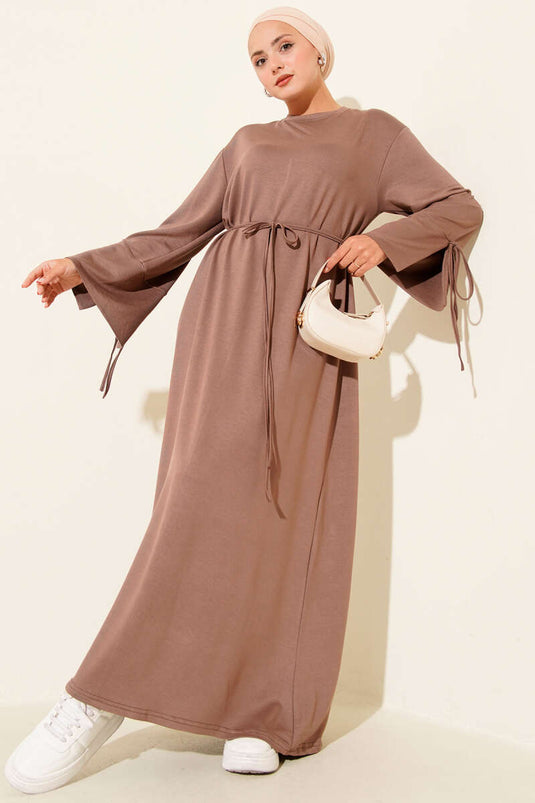 فستان من فرو المنك مع تفاصيل دانتيل عند أطراف الأكمام