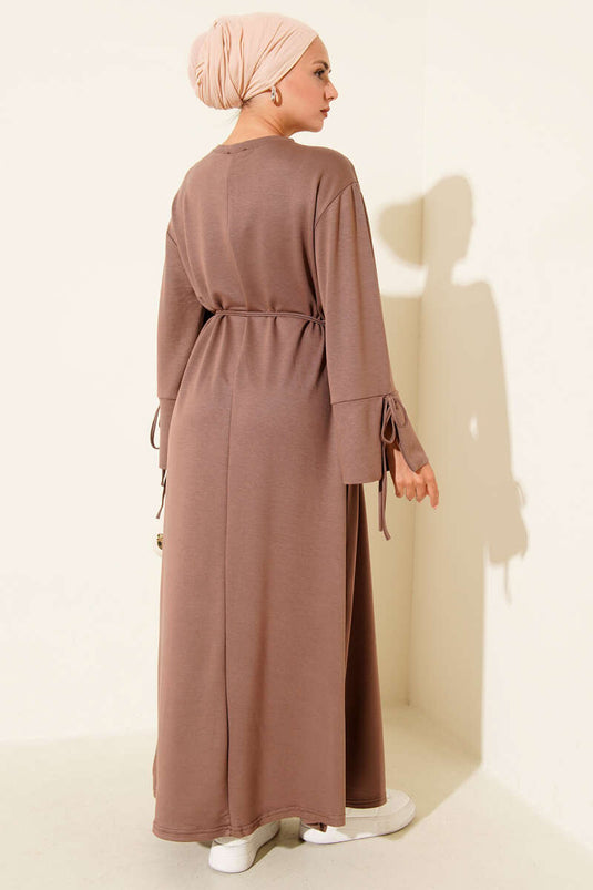 فستان من فرو المنك مع تفاصيل دانتيل عند أطراف الأكمام