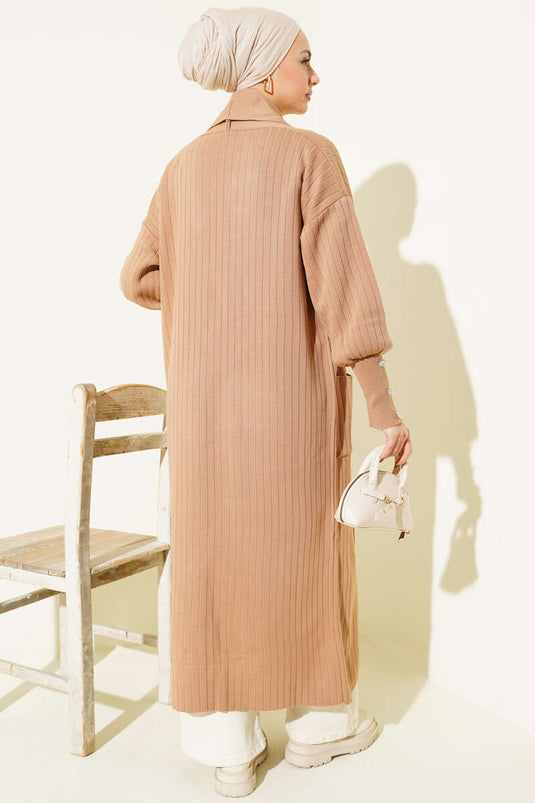 كارديغان محبوك بياقة شال وأزرار عند كل طرف بلون اللاتيه