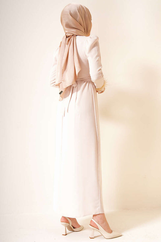 Robe ceinturée à manches à plumes, beige