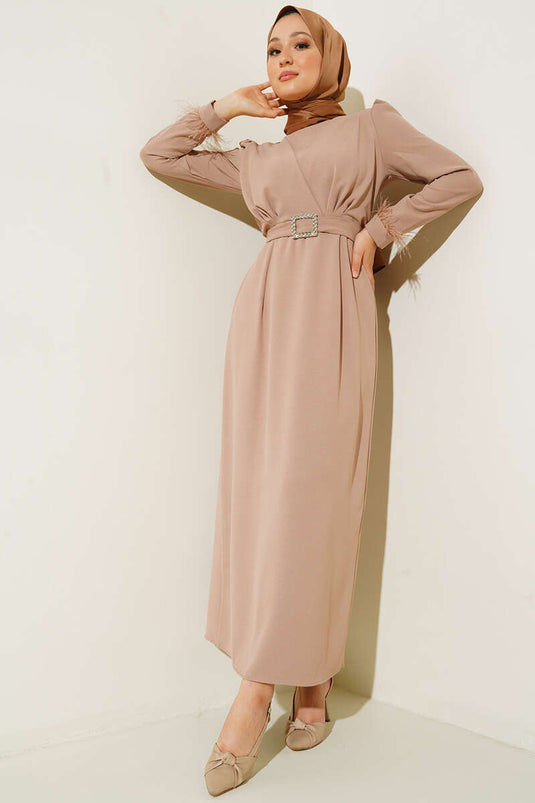 فستان بحزام وأطراف أكمام من الريش جملي