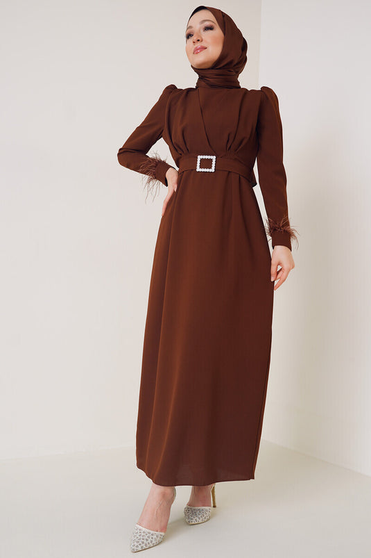 فستان بحزام وأطراف أكمام من الريش باللون البني