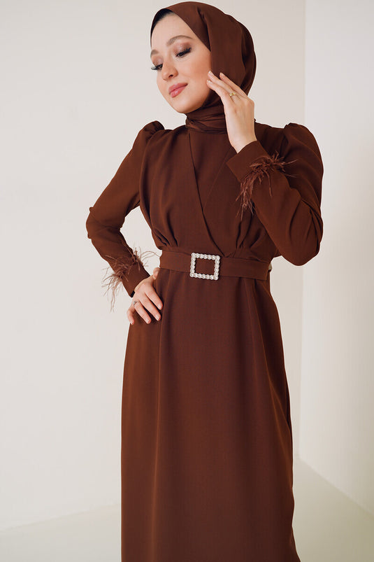 فستان بحزام وأطراف أكمام من الريش باللون البني