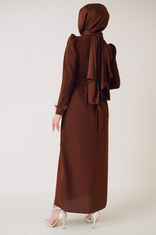 فستان بحزام وأطراف أكمام من الريش باللون البني