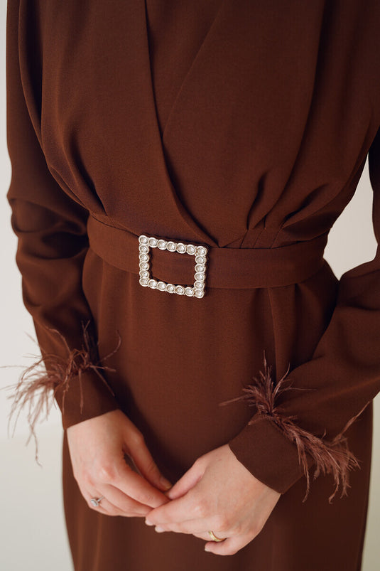 فستان بحزام وأطراف أكمام من الريش باللون البني