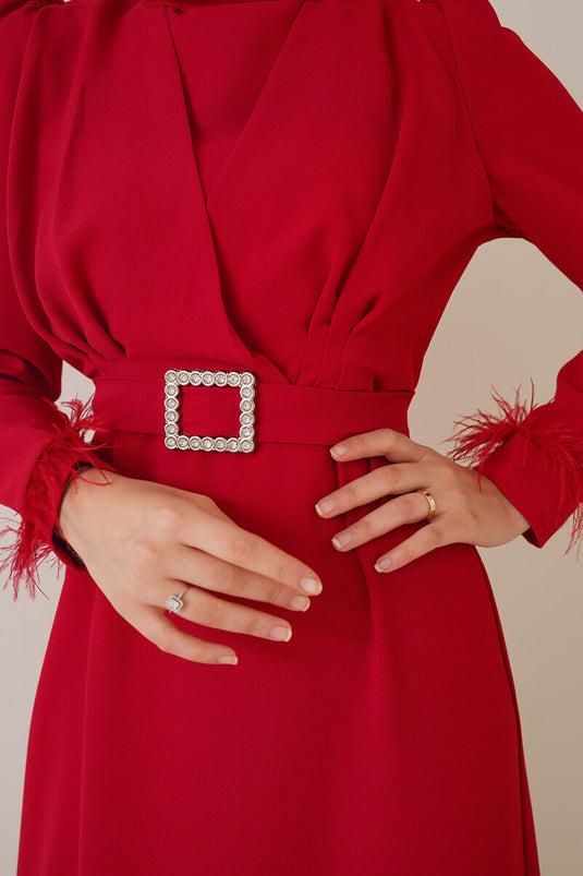 Abito con cintura e maniche piumate Rosso