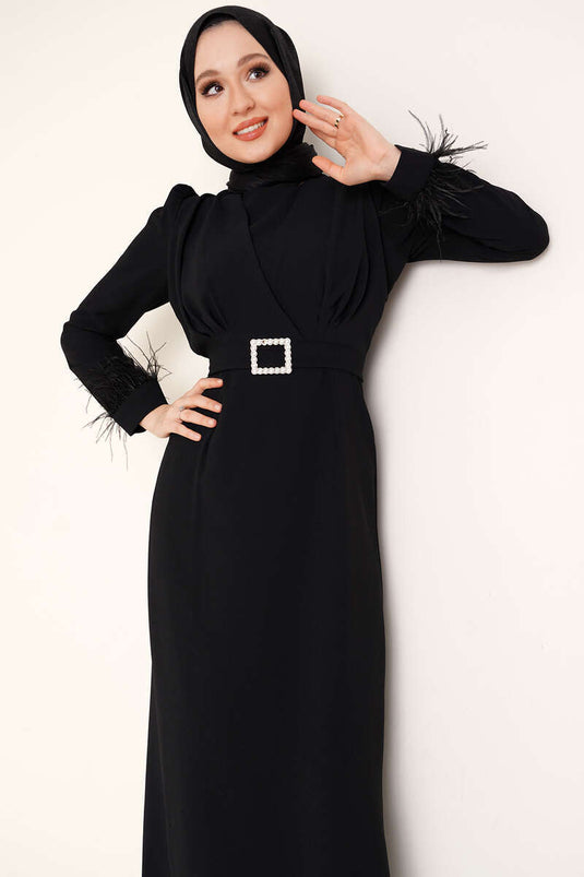 Vestido con cinturón y mangas de plumas Negro
