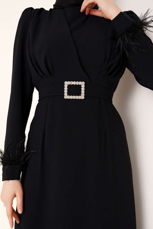 Vestido con cinturón y mangas de plumas Negro
