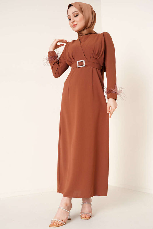 Robe ceinturée à manches à plumes, beige